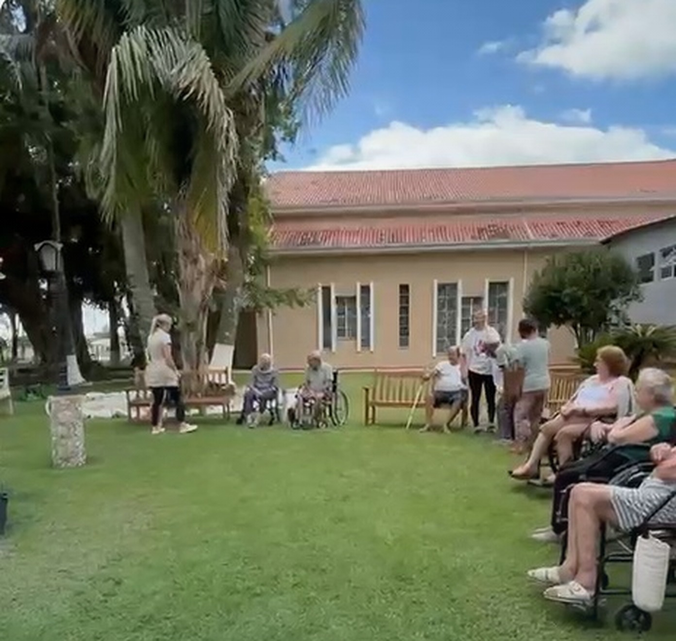 Residentes e equipe no jardim da Casa de Repouso Bem Viver em Tubarão/SC